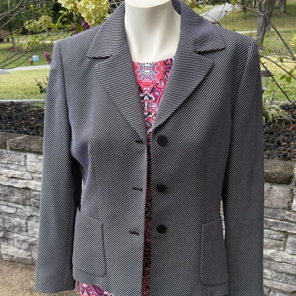 NWT 2 piece Pants Suit.  Women's Portofino Blazer and black pants Size 10P - Picture 2 of 16